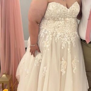 David's Bridal Cream Floral Lace Wedding Dress